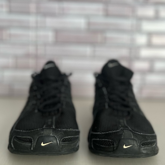 Nike sneakers. Used. Good condition. Please see photos. Size 9.5 - Picture 4 of 7